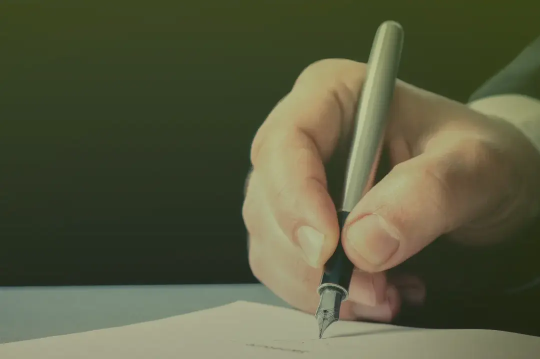Imagen de una mano con un bolígrafo escribiendo. Imagen representativa del post publicado por Savia Formación donde se explica como solicitar el certificado de profesionalidad