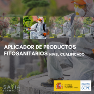 Profesional aplicando productos fitosanitarios en un jardín, representando el curso de fitosanitario de Savia Formación para obtener la certificación de cualificado en fitosanitarios.