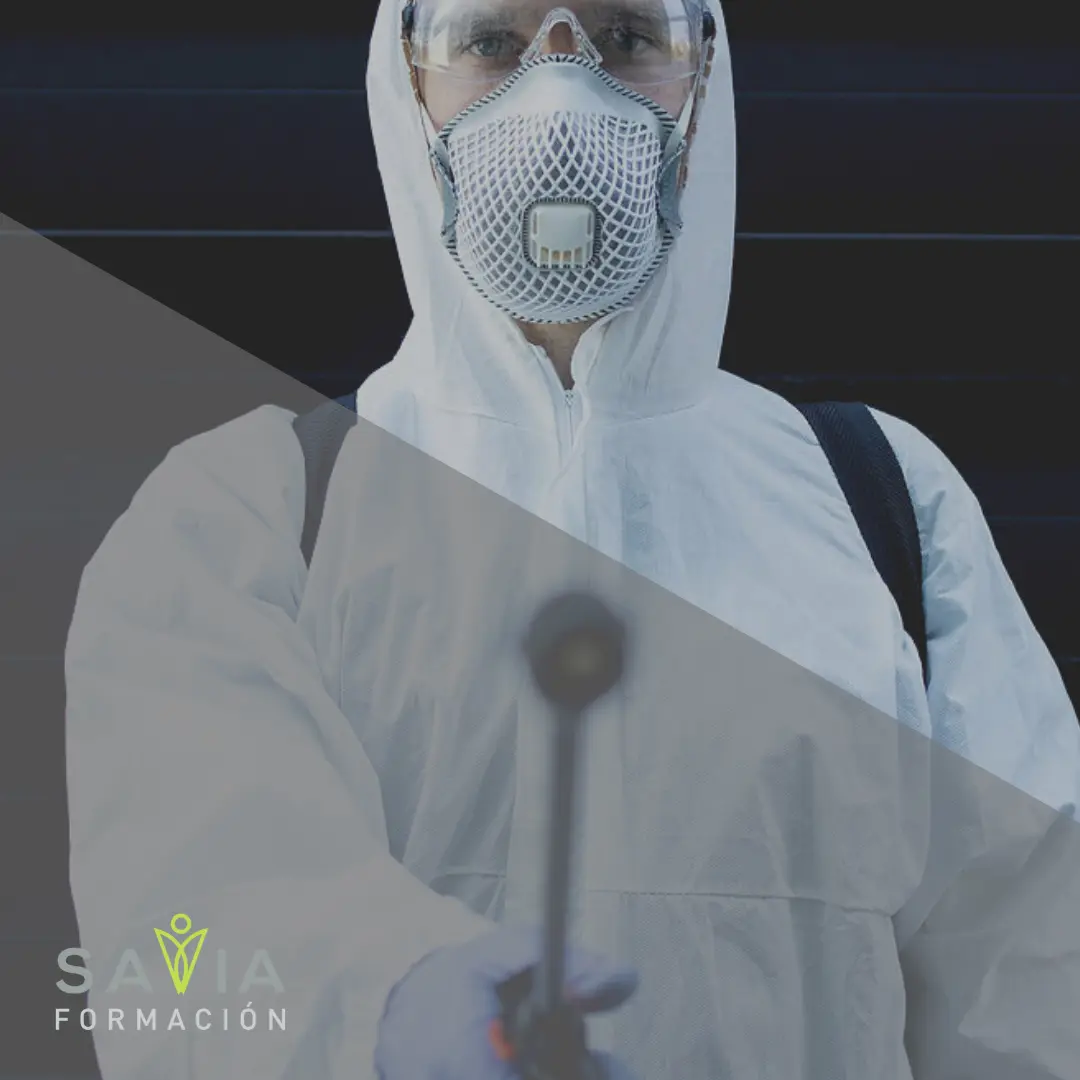 Imagen de un hombre con un traje de protección contra productos químicos. Imagen usada en representación del curso de control de plagas con certificado de profesionalidad homologado (SEAG0110) en savia formación.