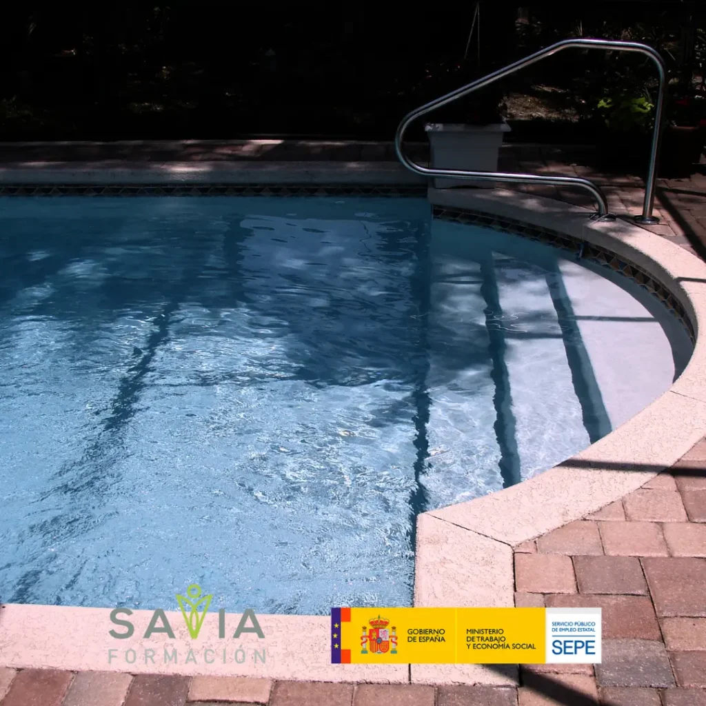 Curso Mantenimiento de Piscinas en Savia Formación. Imagen de una piscina con agua cristalina y barandilla metálica. Formación subvencionada por SEPE y el Ministerio de Trabajo y Economía Social.