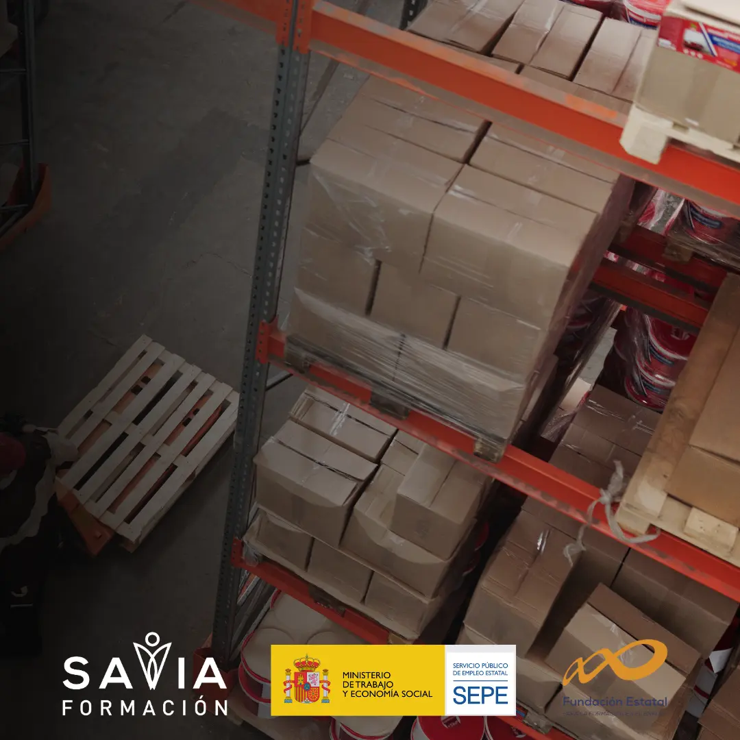 Estanterías con cajas en un almacén, representando el curso de logística y almacén impartido por Savia Formación y acreditado por el SEPE.