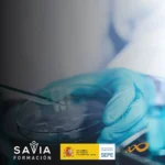 Mano con guante manipulando placa en laboratorio, representando el curso de legionelosis riesgos propagación impartido por Savia Formación y SEPE.