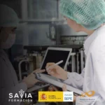 Personal en industria alimentaria revisando registros con tablet y portapapeles; imagen del curso ‘Protocolos IFS y BRC en Seguridad Alimentaria (INAD041PO)’ del SEPE impartido por Savia Formación.